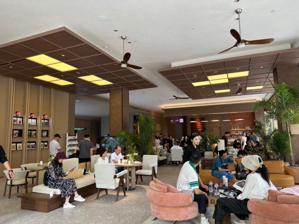 十大配资公司 “五一”假期成都楼市“人从众”：有楼盘样板间需排队参观 “好房子”受购房者热捧